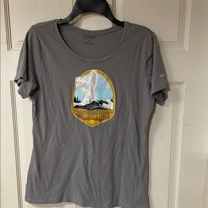 Ladies’ Columbia Gray Yellowstone Graphic short sleeve Tee size large